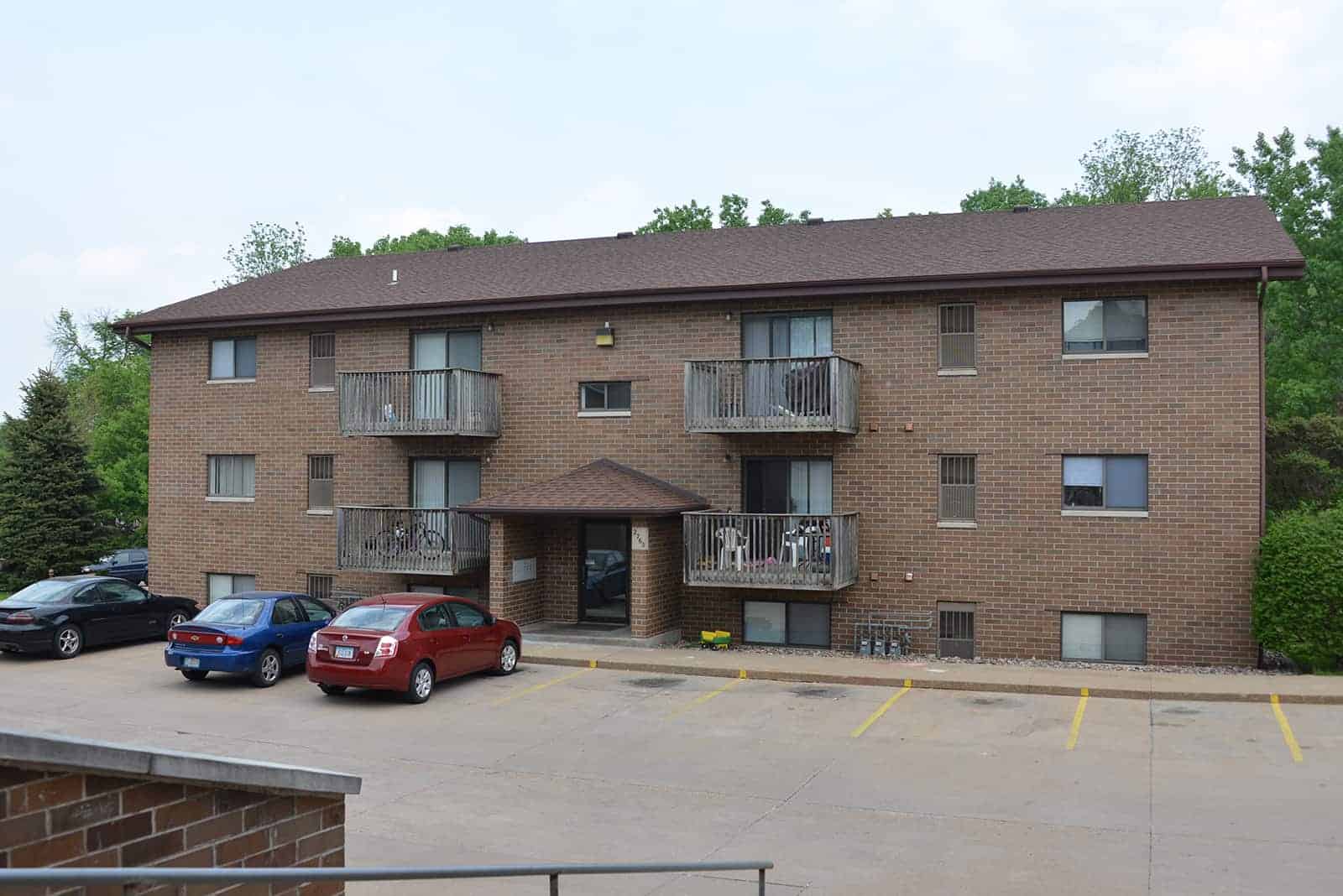 2725-Pleasant-View-2-Bedroom-Apartment-Dubuque-Iowa-2-Bathroom-1-Year-Lease